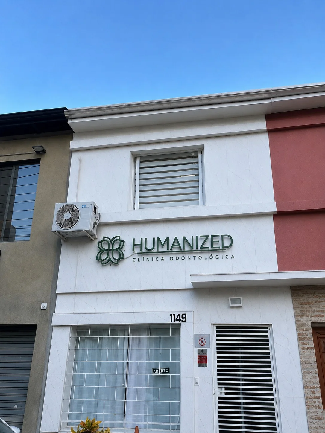 Fachada da Humanized Clínica Odontológica no número 1149, com o letreiro verde da clínica