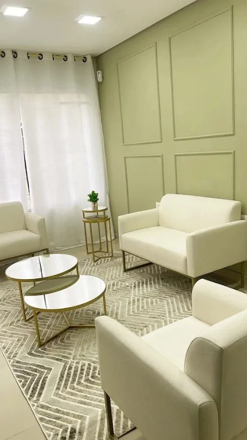 Recepção da Humanized, com poltronas claras e parede em verde suave