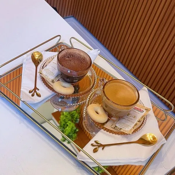 Bandeja com dois cafés e biscoitos servidos aos pacientes na recepção