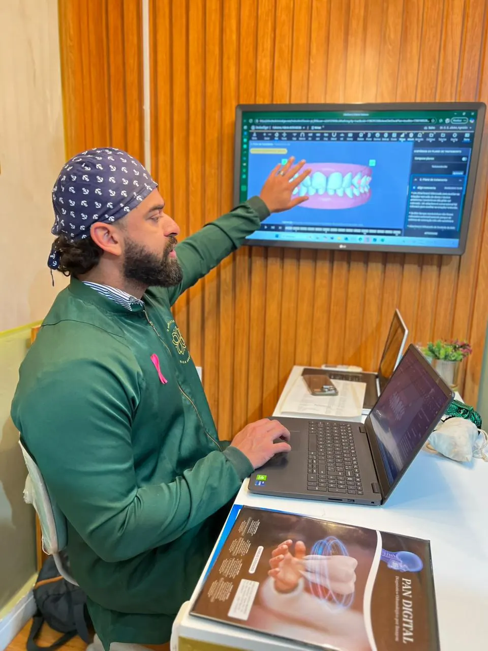 Ortodontista da Humanized apresentando na televisão o planejamento em 3D do alinhamento dos dentes